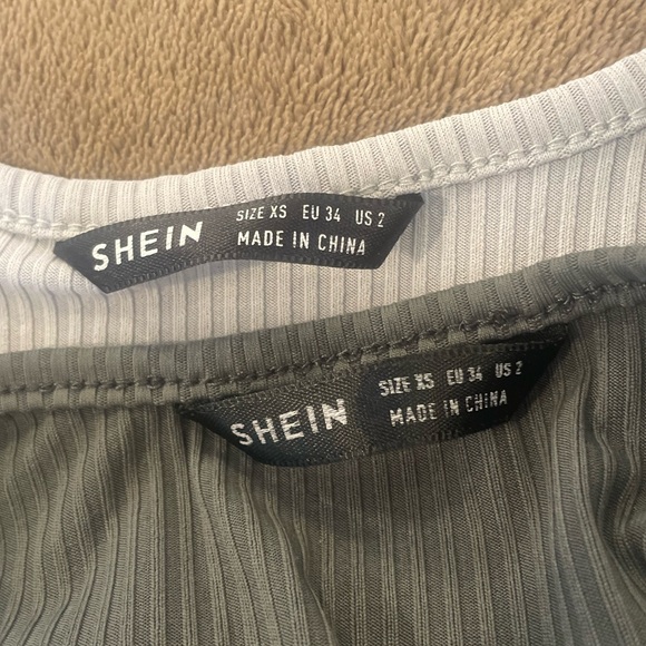 Super cute tank tops, the sides ruffle aswell - Picture 2 of 4